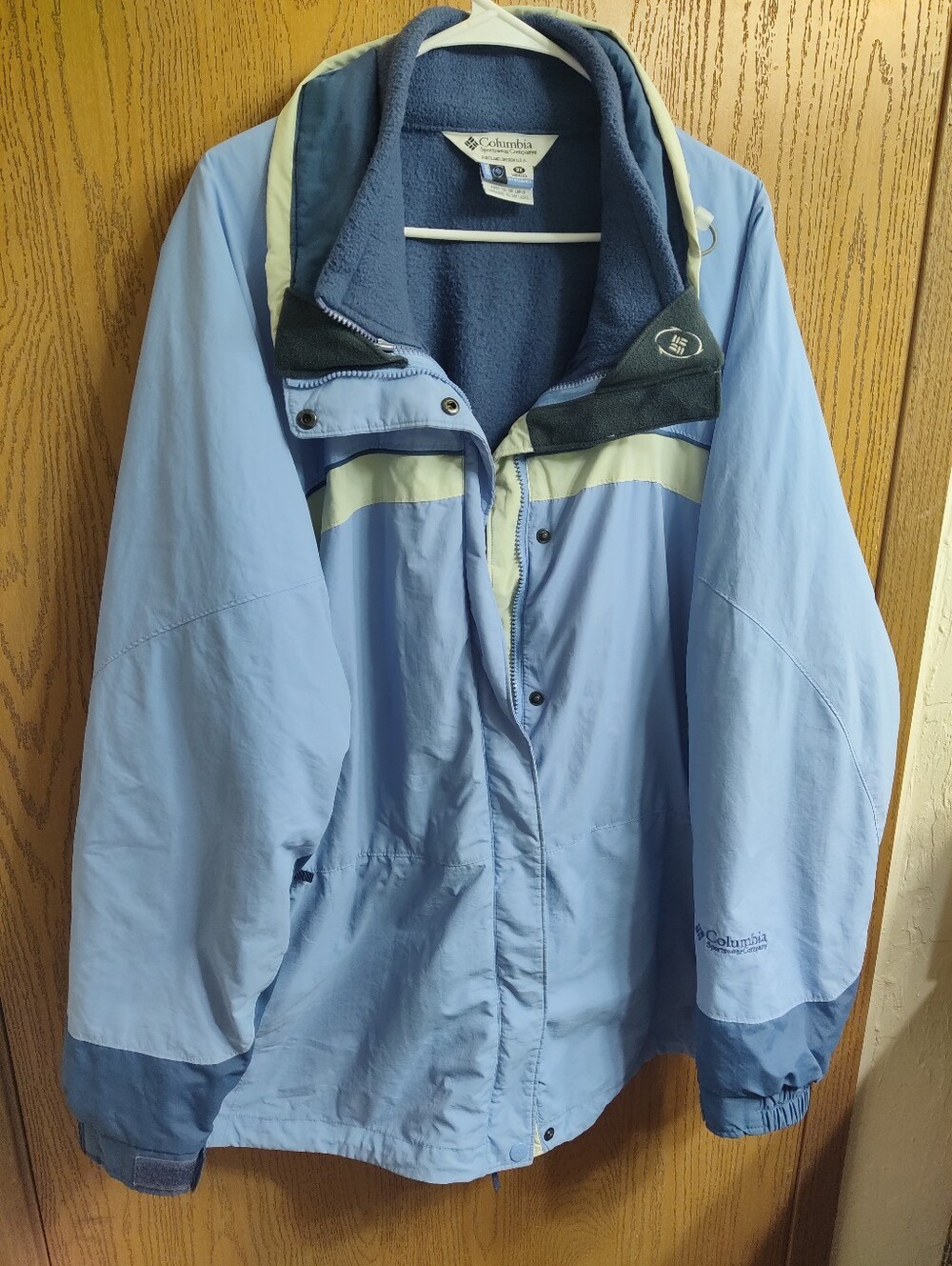 Columbia Women’s Light Blue Ski Jacket with Navy Fleece Lining